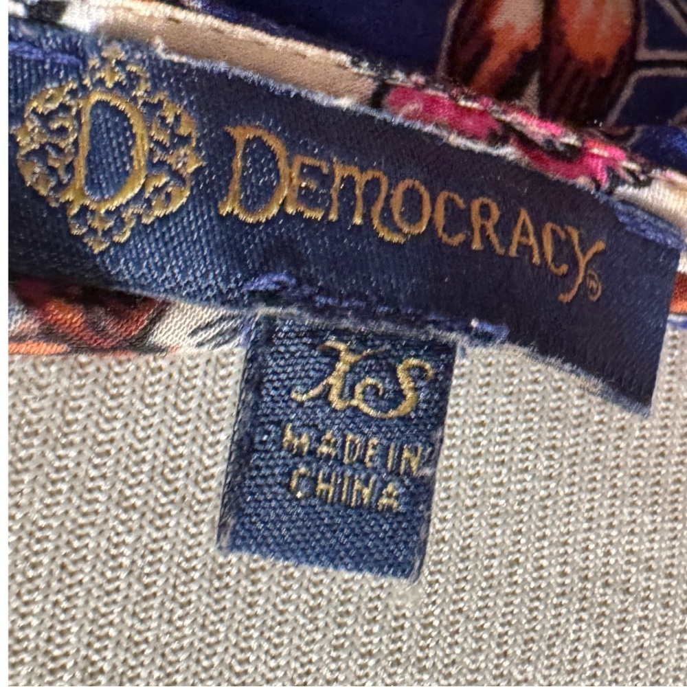 Democracy Floral Top peek-a-boo with wood bead detailing. Size XS - Picture 4 of 5